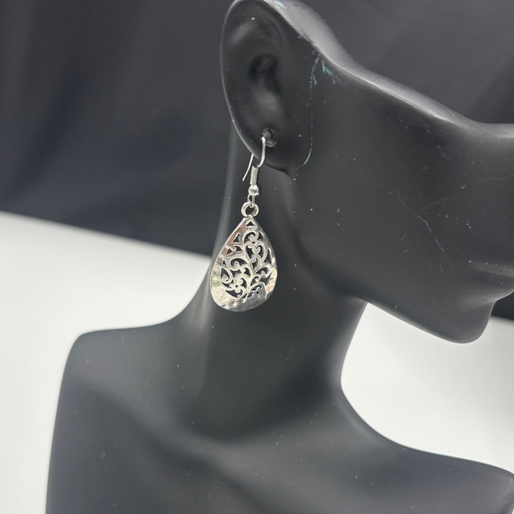Delicate Silver Filigree Teardrop Dangle Earrings